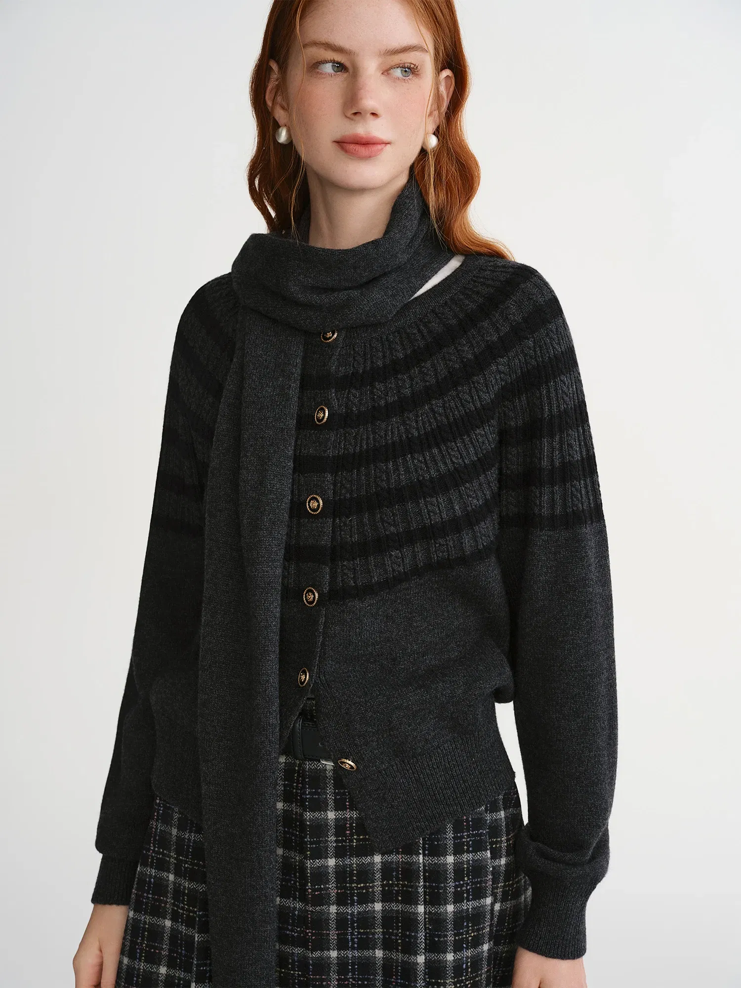 DUSHU Plus-Size Women's Color Block Stripe Knit Cardigan Layered Wave Design and Scarf Gift 2025 Winter New Arrival Sweaters