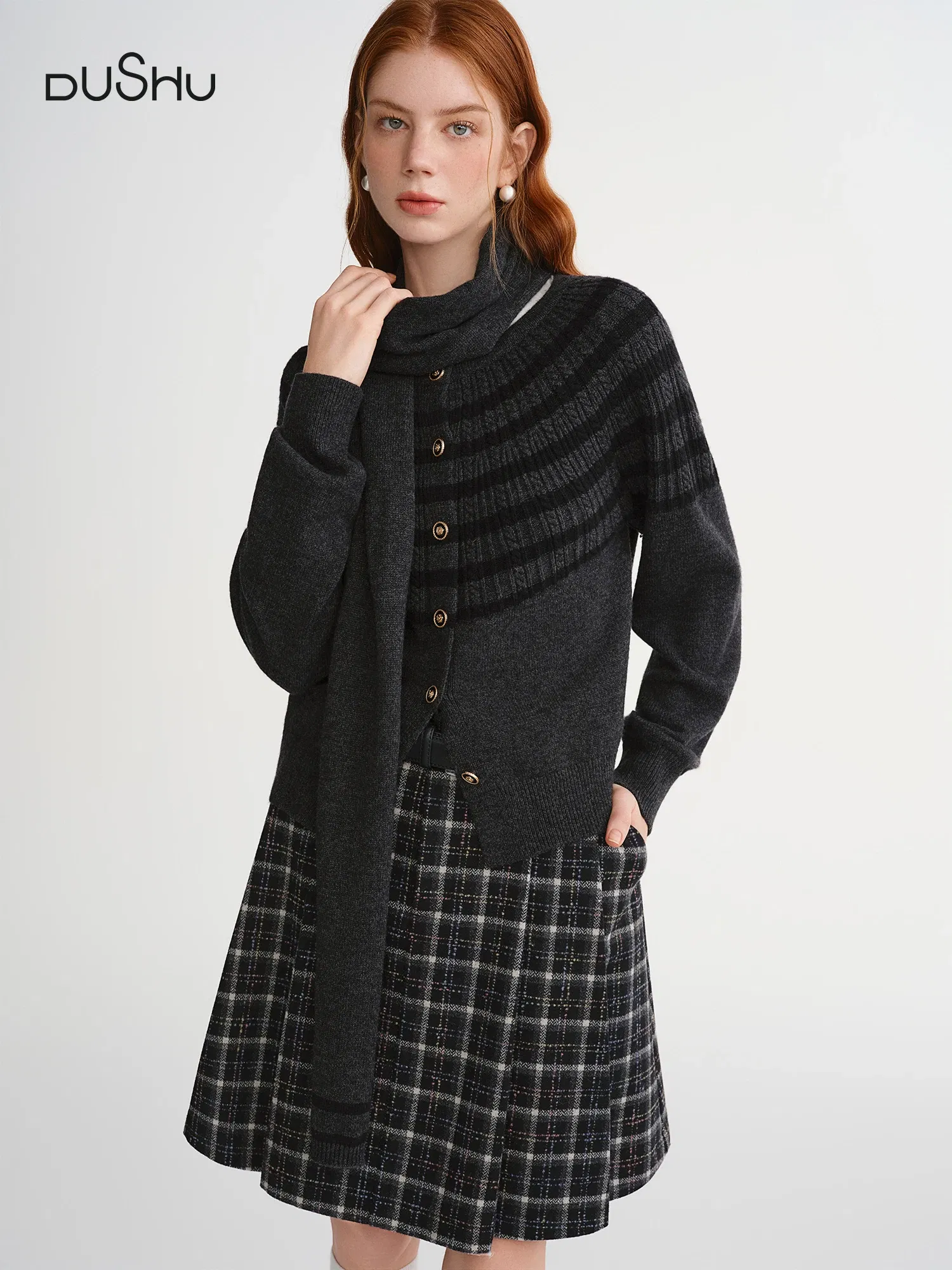 DUSHU Plus-Size Women's Color Block Stripe Knit Cardigan Layered Wave Design and Scarf Gift 2025 Winter New Arrival Sweaters