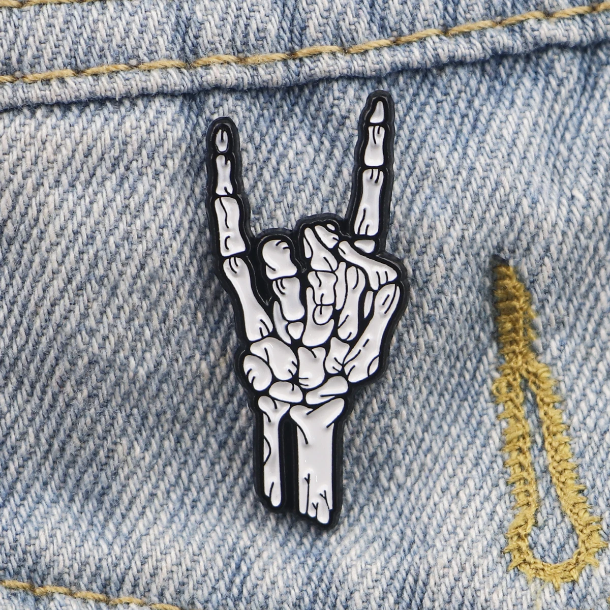 Punk Skull Finger Enamel Pin Skeleton Hand Vintage Brooches Lapel Backpack Badge Gothic Jewelry Christmas Halloween Gifts