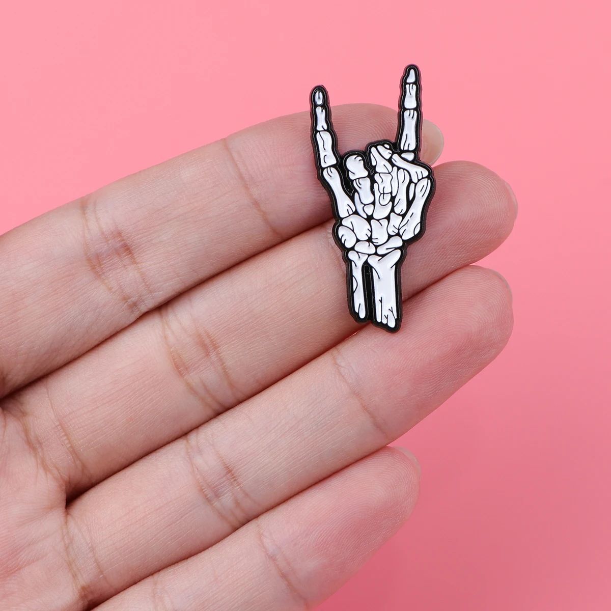 Punk Skull Finger Enamel Pin Skeleton Hand Vintage Brooches Lapel Backpack Badge Gothic Jewelry Christmas Halloween Gifts
