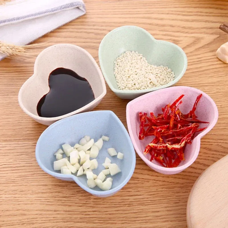 Color: green - n.Mini Cute Love Heart Shape Wheat Straw Bowl Vinegar Seasoning Solid Soybean Dish Sauce Salt Snack Small Plate Kitchen Supplies