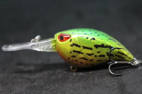 Color: plum - wLure Crankbait Wobble Fishing Lure 6cm 5g Deep Diving Tight Action Fresh Water Hard Bait Floating 8# Hooks Insect Bait C770