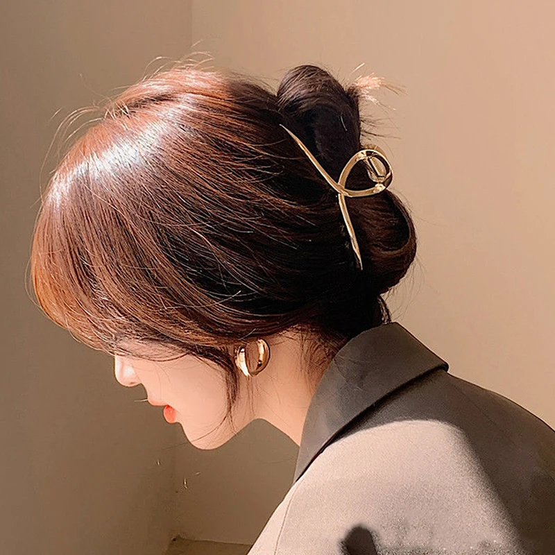 Color: Beige - Korean Style Fashion Cool Metal Hair Claws Temperament Personality Shark Clips For Women Simple Headwear Hair Accessories