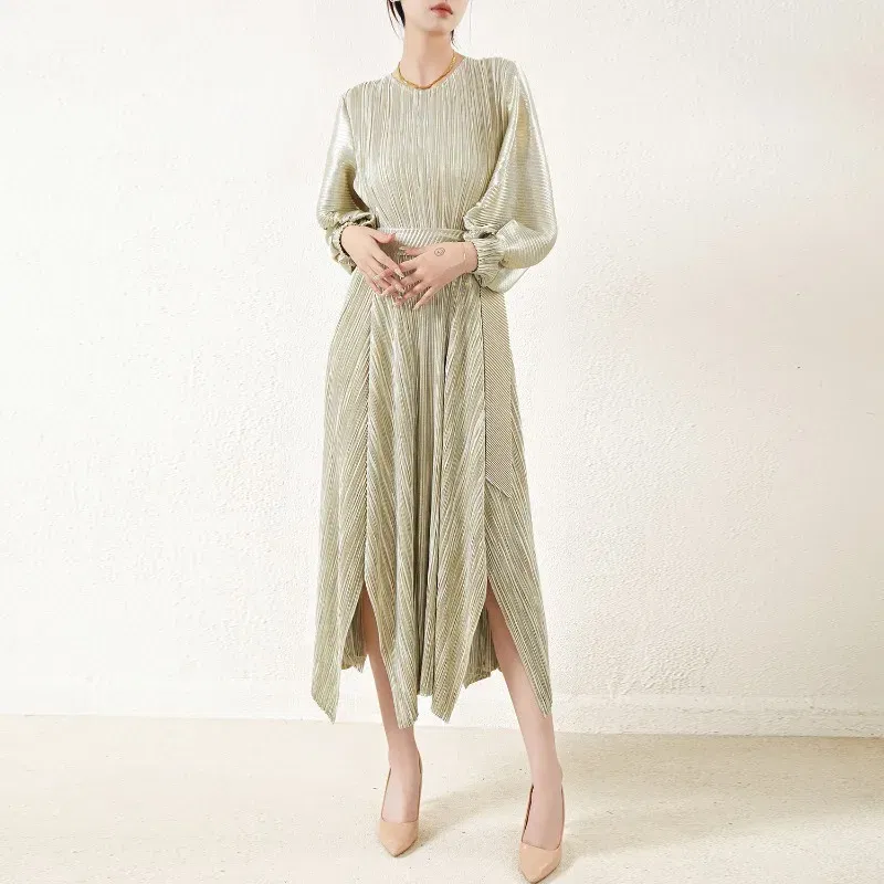 Miyake Pleated French Retro Style Dress for Women's Winter New Round Neck Waist Belt Wrapped Metal Mid Length Dress