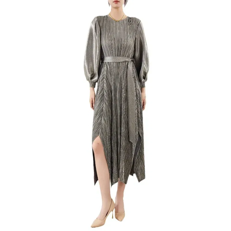 Miyake Pleated French Retro Style Dress for Women's Winter New Round Neck Waist Belt Wrapped Metal Mid Length Dress