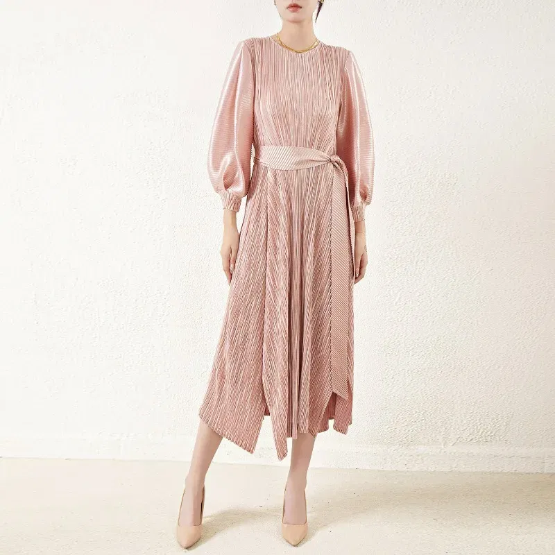 Miyake Pleated French Retro Style Dress for Women's Winter New Round Neck Waist Belt Wrapped Metal Mid Length Dress