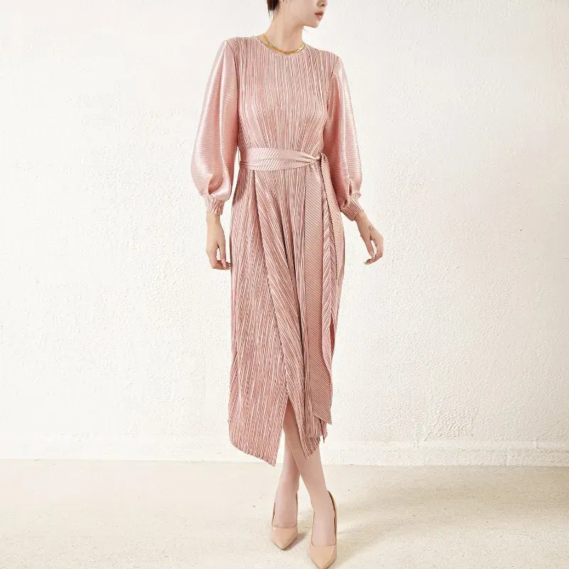 Miyake Pleated French Retro Style Dress for Women's Winter New Round Neck Waist Belt Wrapped Metal Mid Length Dress