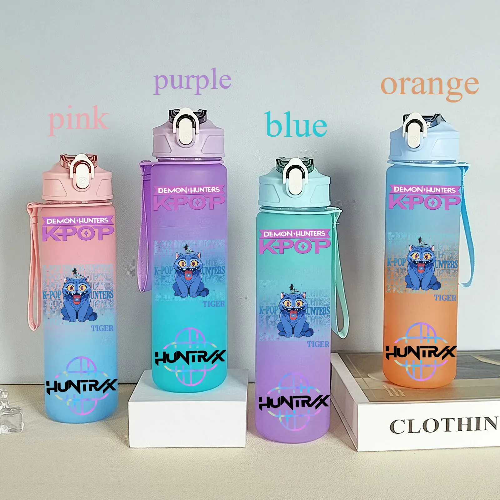 Color: VIOLET/?«?—?…°, Size: 25cm - 750ML K-pop Demon Hunters HUNTR X Rumi Mira Zoey Jinu Celine Kpop Plastic Water Cup K Pop Drinking Bottle School Huntrix Gourde