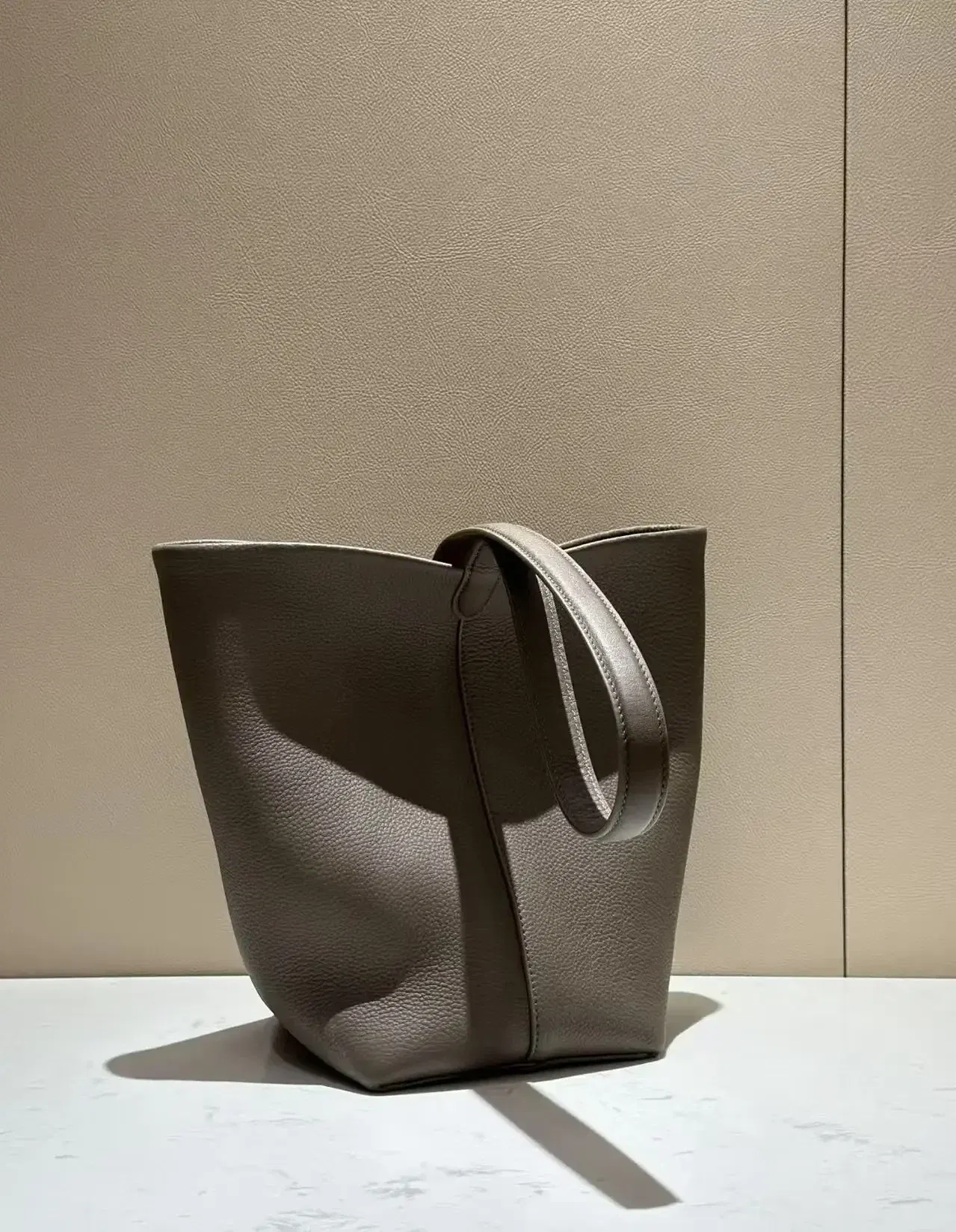 Color: Dark Grey, Size: Extra Large - High Quality Classic Water Bucket Bag Lychee Patterned Top Layer Cowhide Shoulder Bag Women's Commuting Bag Large capacity