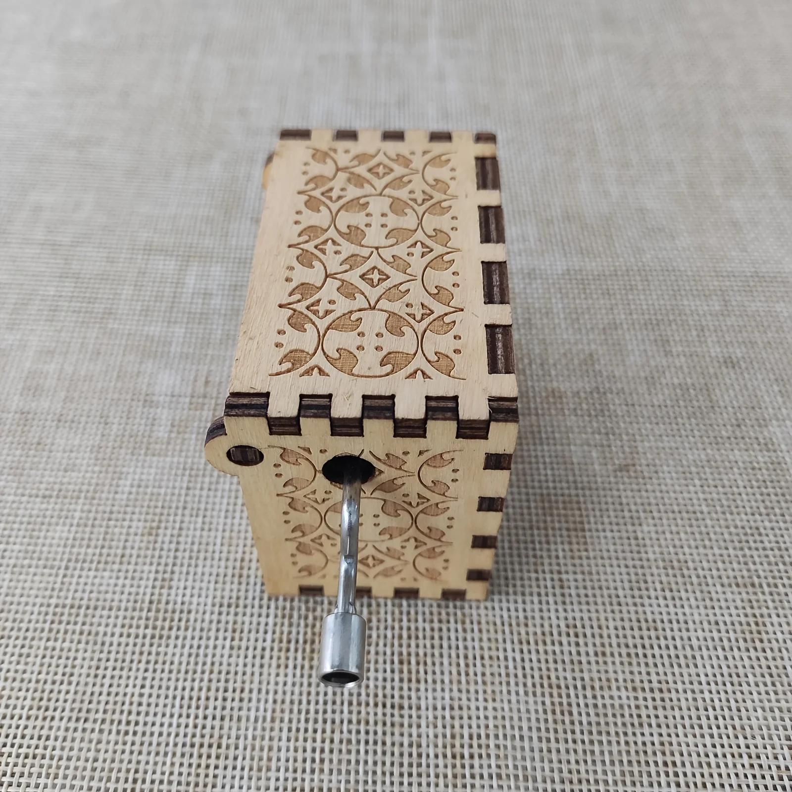 1pc Birthday Music Box Wooden Antique Carved Hand Cranked Classic Theme Music for Christmas Gifts Family Decoration