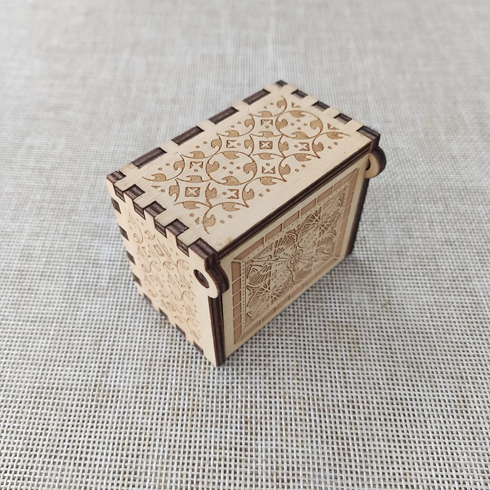 1pc Birthday Music Box Wooden Antique Carved Hand Cranked Classic Theme Music for Christmas Gifts Family Decoration