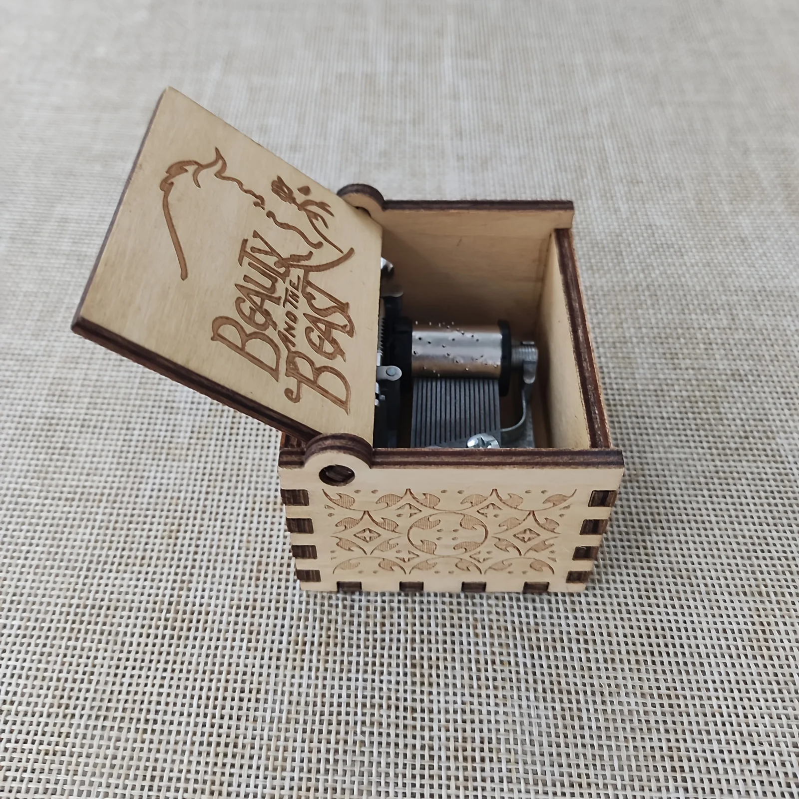 1pc Birthday Music Box Wooden Antique Carved Hand Cranked Classic Theme Music for Christmas Gifts Family Decoration