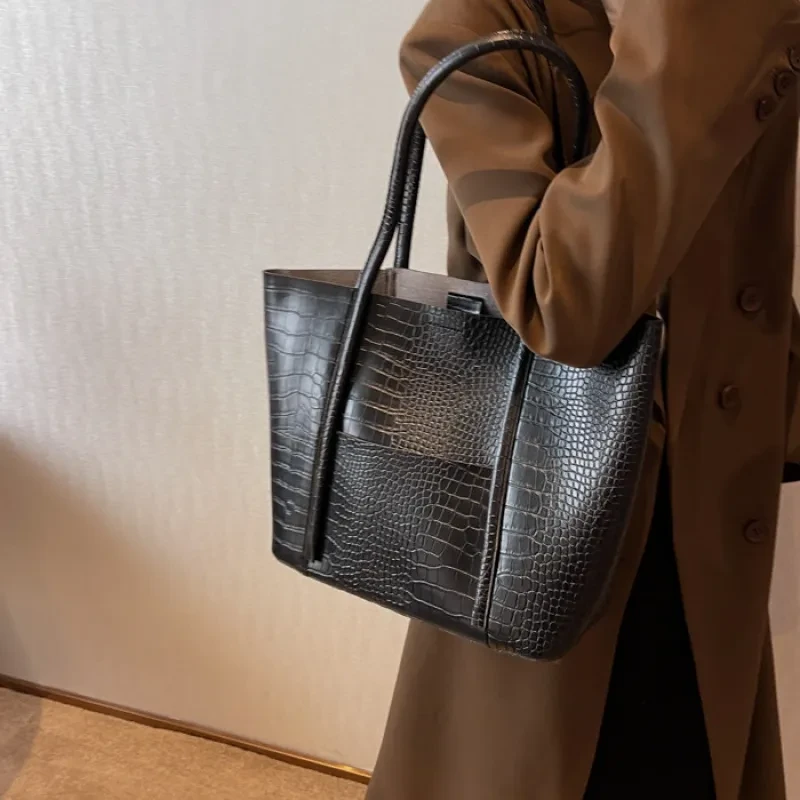 Western Style Large Capacity Leather Tote Bag