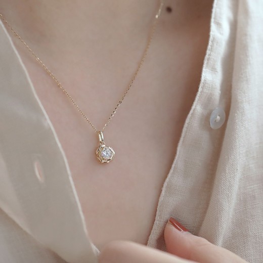 Rose Shaped Pendant With Glittering Flower Temperament