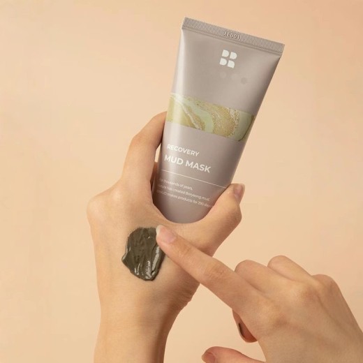 Clay Mask Apply To Clean Pores