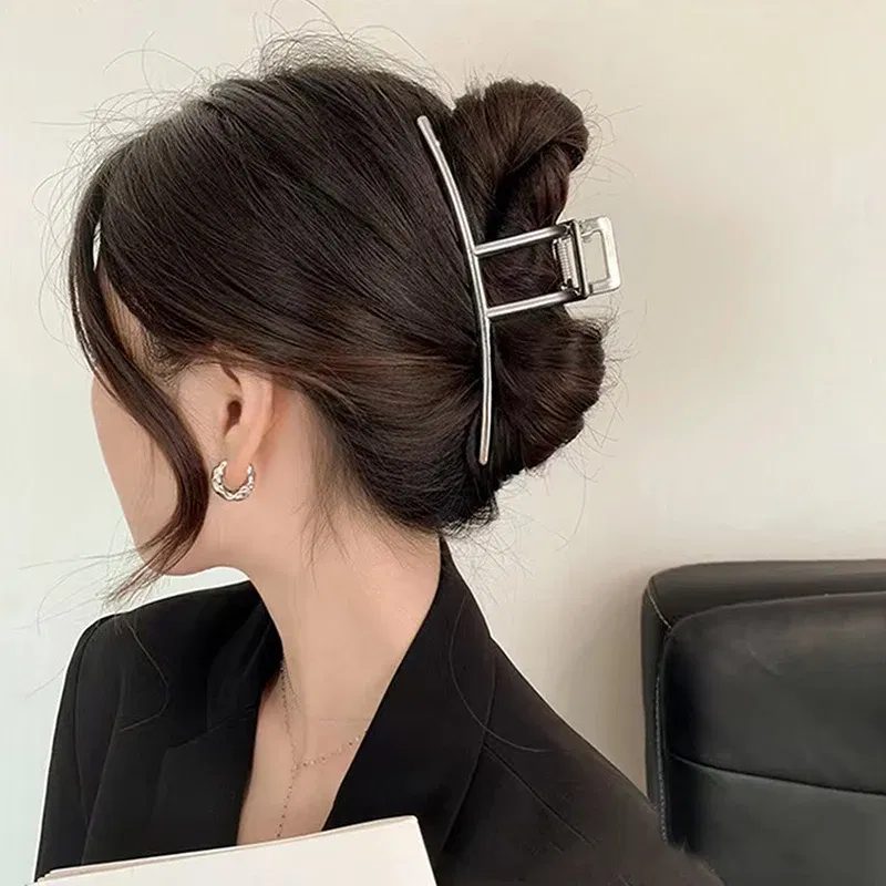 Color: Silver - Korean Style Fashion Cool Metal Hair Claws Temperament Personality Shark Clips For Women Simple Headwear Hair Accessories