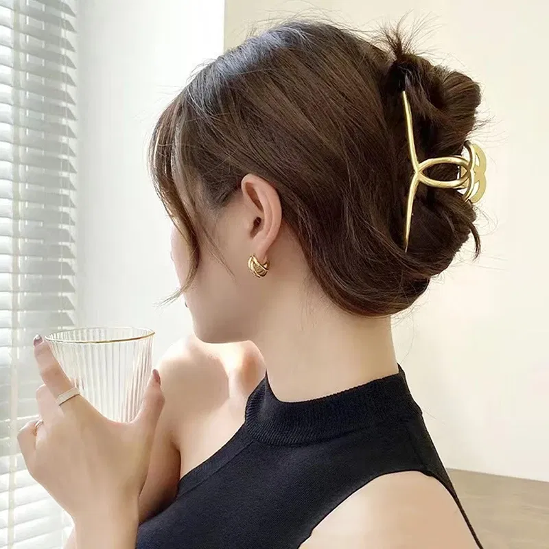 Color: Pink - Korean Style Fashion Cool Metal Hair Claws Temperament Personality Shark Clips For Women Simple Headwear Hair Accessories