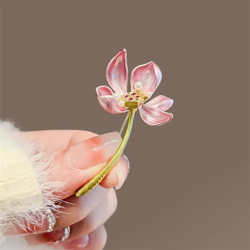 Elegant Lotus Flower Badges Fashion Exquisite Lotus Flower Brooch For Women Girls Creative Temperament Pins Clothing Accessories