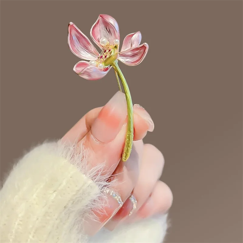Elegant Lotus Flower Badges Fashion Exquisite Lotus Flower Brooch For Women Girls Creative Temperament Pins Clothing Accessories