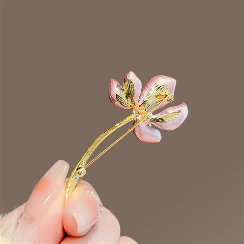 Elegant Lotus Flower Badges Fashion Exquisite Lotus Flower Brooch For Women Girls Creative Temperament Pins Clothing Accessories