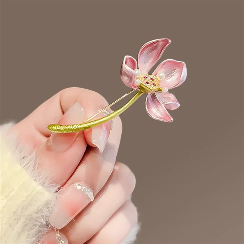 Elegant Lotus Flower Badges Fashion Exquisite Lotus Flower Brooch For Women Girls Creative Temperament Pins Clothing Accessories